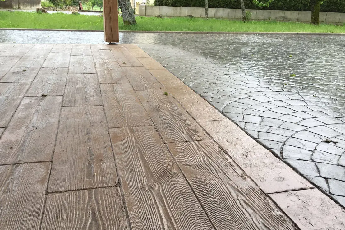 Concreto estampado con apariencia de madera en el área posterior de una vivienda en Logroño.